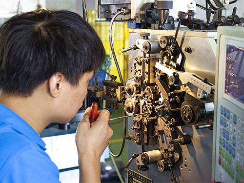 压簧机师傅调机